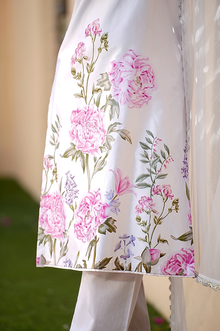 Off White Cotton Satin Floral Kurta Set by The House of Ta-Ya at Pernia's Pop Up Shop