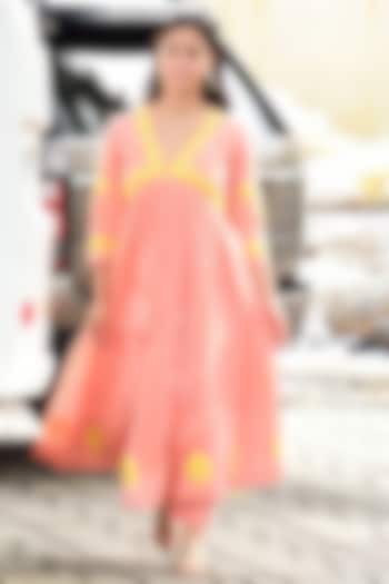 Peach & Yellow Floral Resham Embroidered Kurta Set by Label Earthen Pret at Pernia's Pop Up Shop