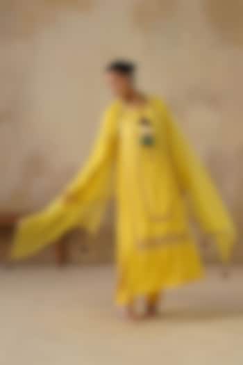 Yellow Cotton Silk Thread Embroidered Straight-Cut Kurta Set by Inej at Pernia's Pop Up Shop