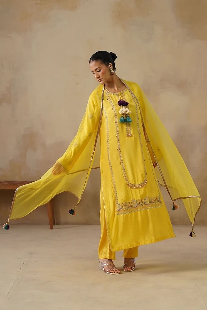 Yellow Cotton Silk Thread Embroidered Straight-Cut Kurta Set by Inej at Pernia's Pop Up Shop