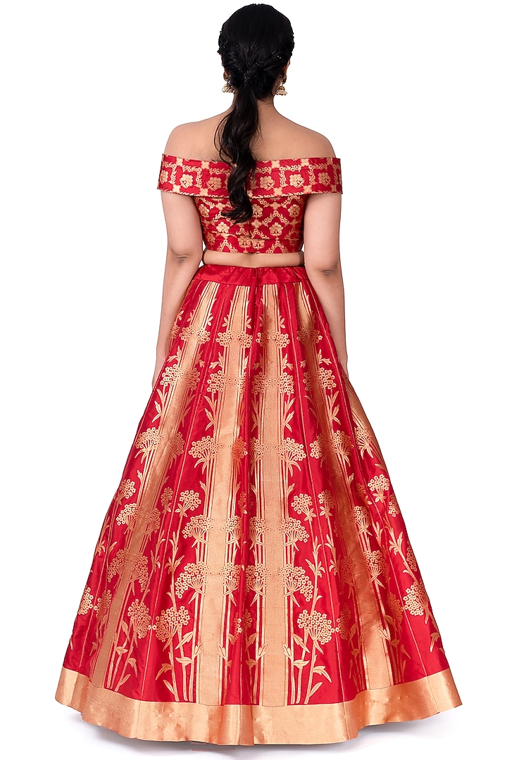 Red Banarasi Silk Bridal Lehenga Set by Warp 'N Weft at Pernia's Pop Up Shop