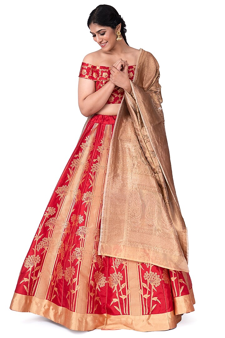 Red Banarasi Silk Bridal Lehenga Set by Warp 'N Weft at Pernia's Pop Up Shop