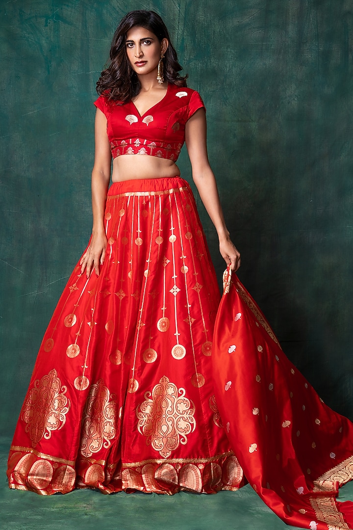 Red Handwoven Banarasi Wedding Lehenga Set by Warp 'N Weft at Pernia's Pop Up Shop