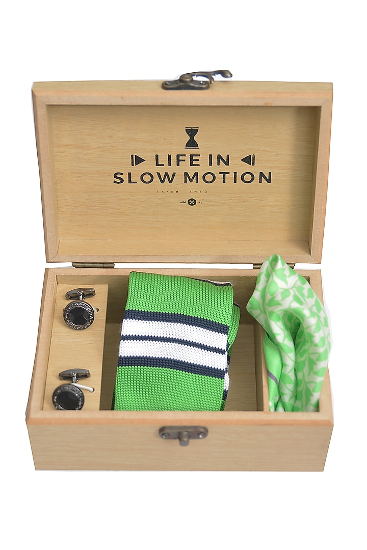 Green Tie & Pocket Square Gift Set by Yashodhara Men at Pernia's Pop Up Shop