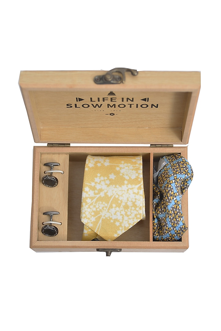 Light Yellow Tie & Pocket Square Gift Set by Yashodhara Men