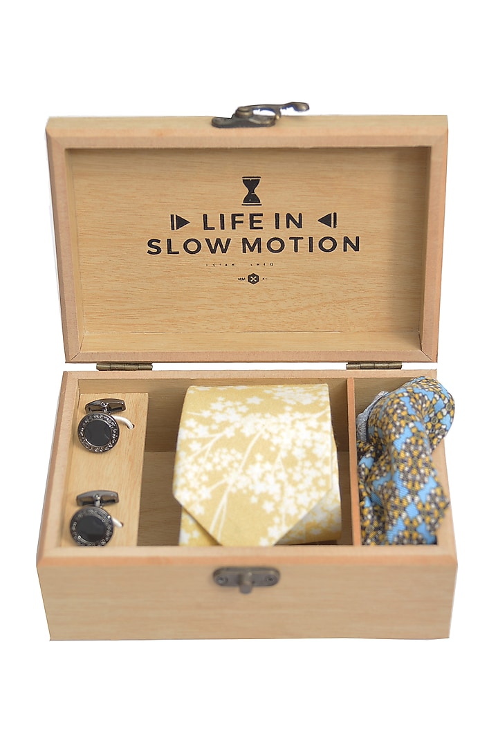 Light Yellow Tie & Pocket Square Gift Set by Yashodhara Men at Pernia's Pop Up Shop
