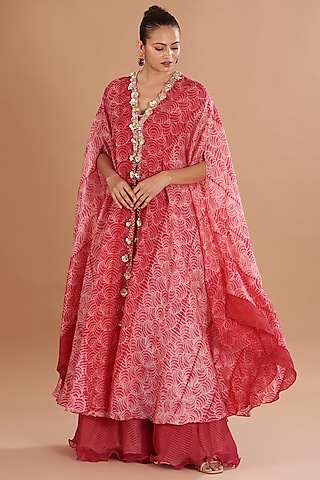 Pink Organza Embroidered Shibori Cape Set by Yashodhara