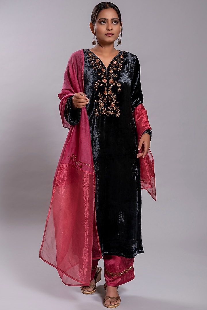Black Silk Velvet Embroidered Kurta Set by YATI at Pernia's Pop Up Shop