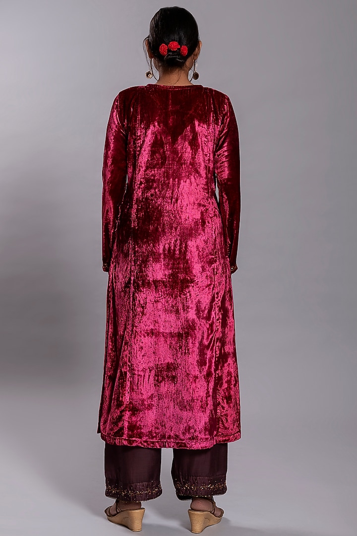 Magenta Silk Velvet Embroidered Kurta Set by YATI at Pernia's Pop Up Shop
