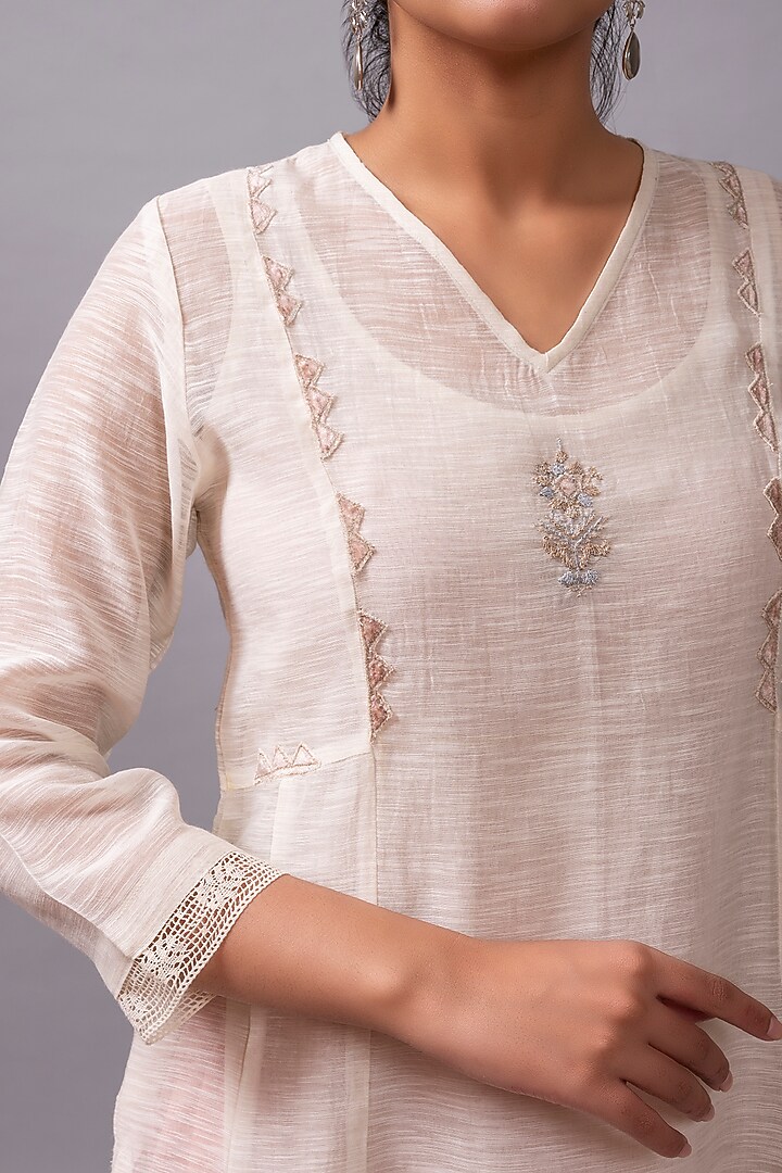 Off-White Embroidered Kurta Set by YATI at Pernia's Pop Up Shop