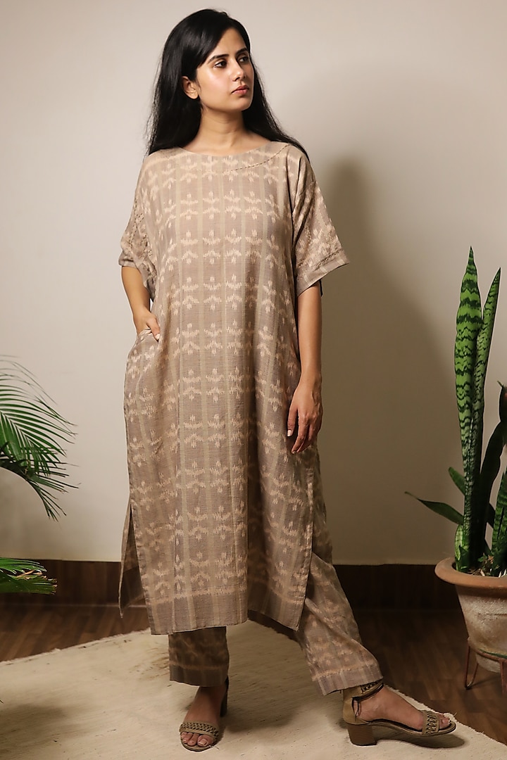 Beige Embroidered Kurta by Yesha Sant at Pernia's Pop Up Shop