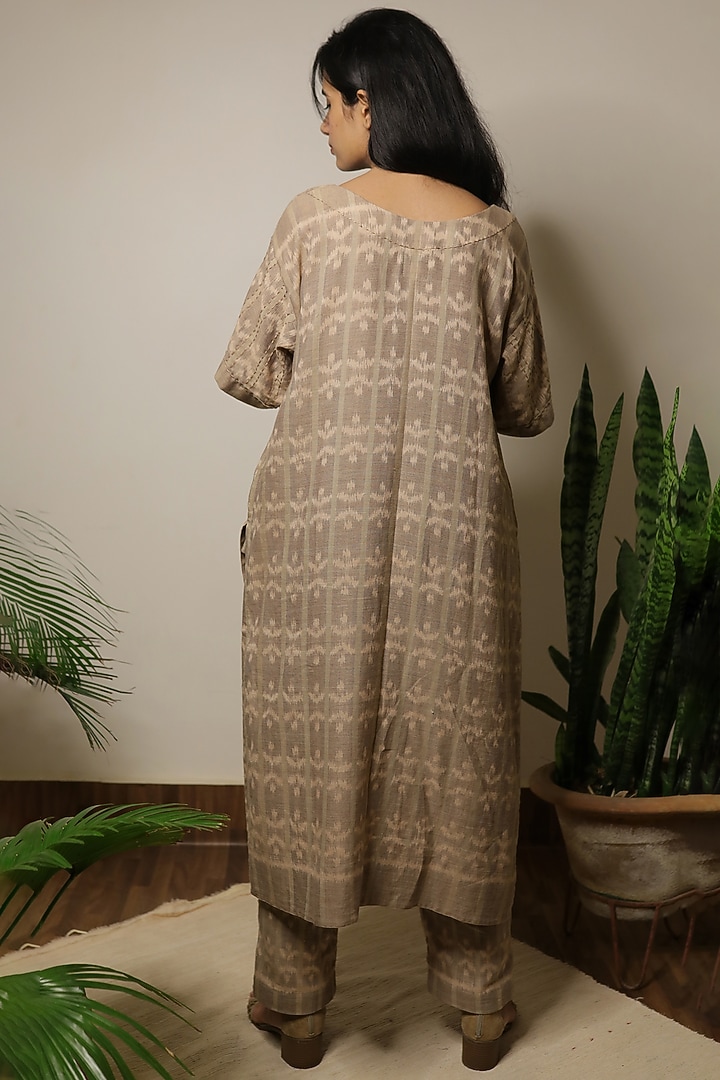 Beige Embroidered Kurta by Yesha Sant at Pernia's Pop Up Shop