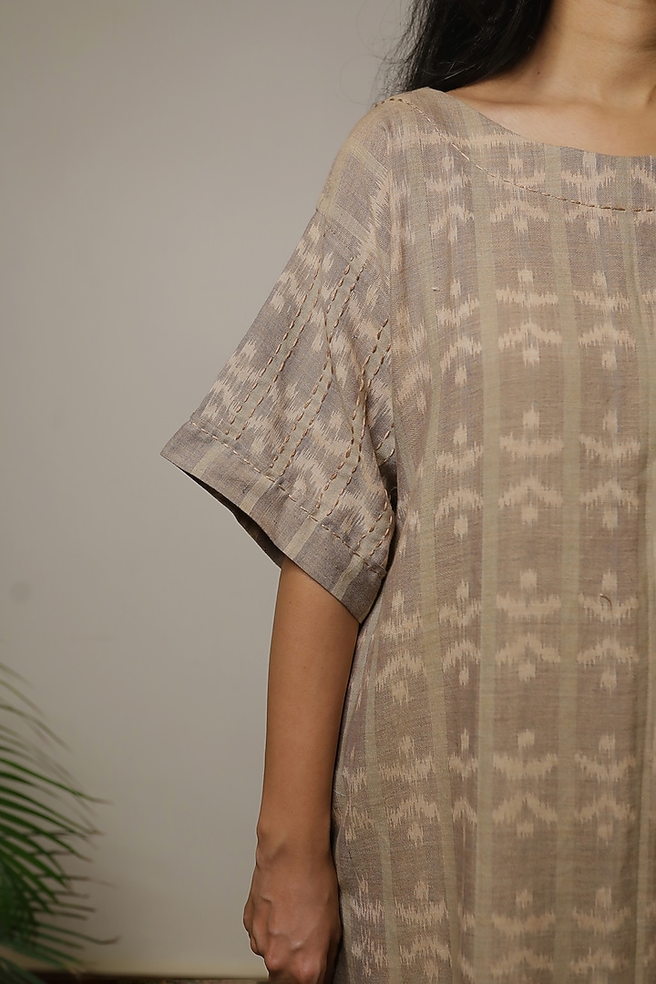 Beige Embroidered Kurta by Yesha Sant at Pernia's Pop Up Shop
