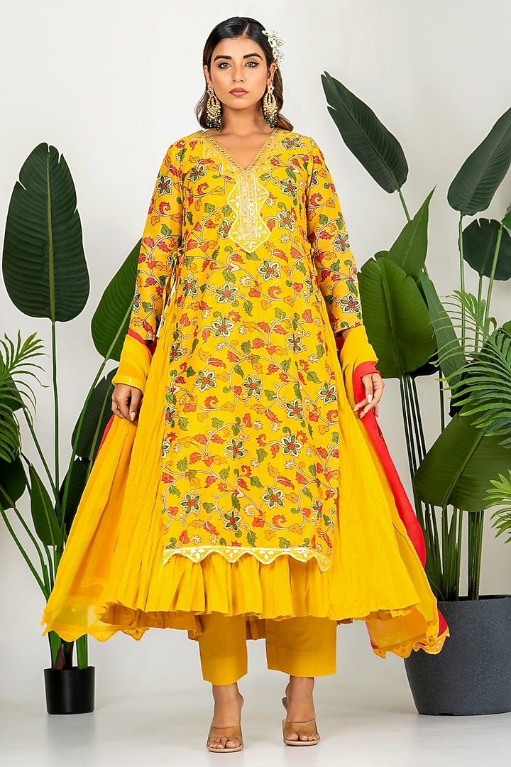 Yellow Chanderi Digital Floral Printed Kurta Set by Yuvrani Jaipur at Pernia's Pop Up Shop