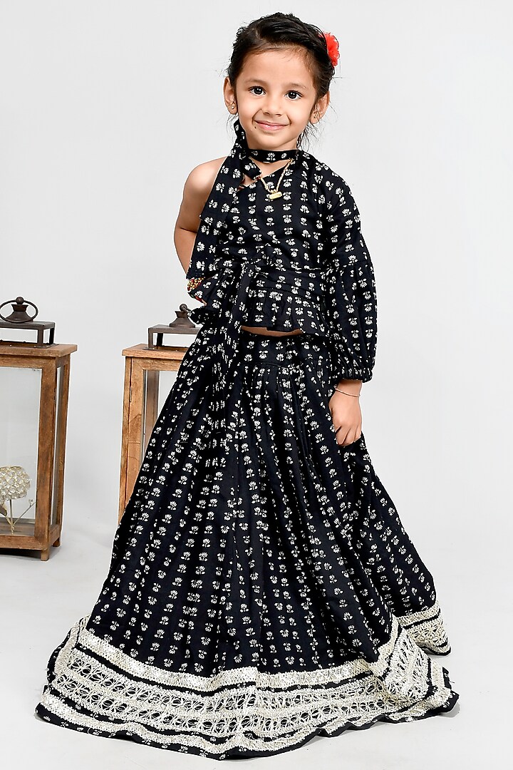 Black Printed Lehenga Set For Girls by Yuvrani Jaipur Kidswear