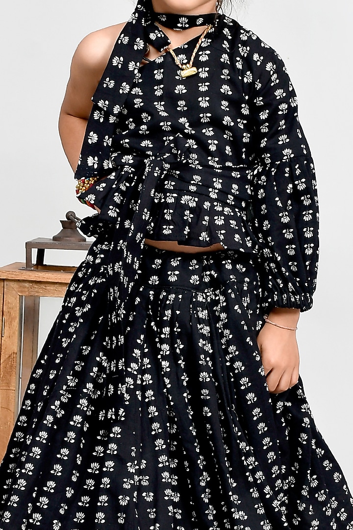 Black Printed Lehenga Set For Girls by Yuvrani Jaipur Kidswear at Pernia's Pop Up Shop