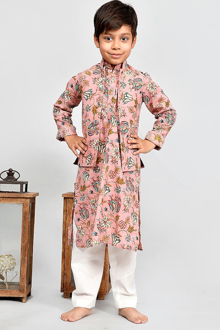 Peach Printed Kurta Set With Bundi Jacket For Boys by Yuvrani Jaipur Kidswear
