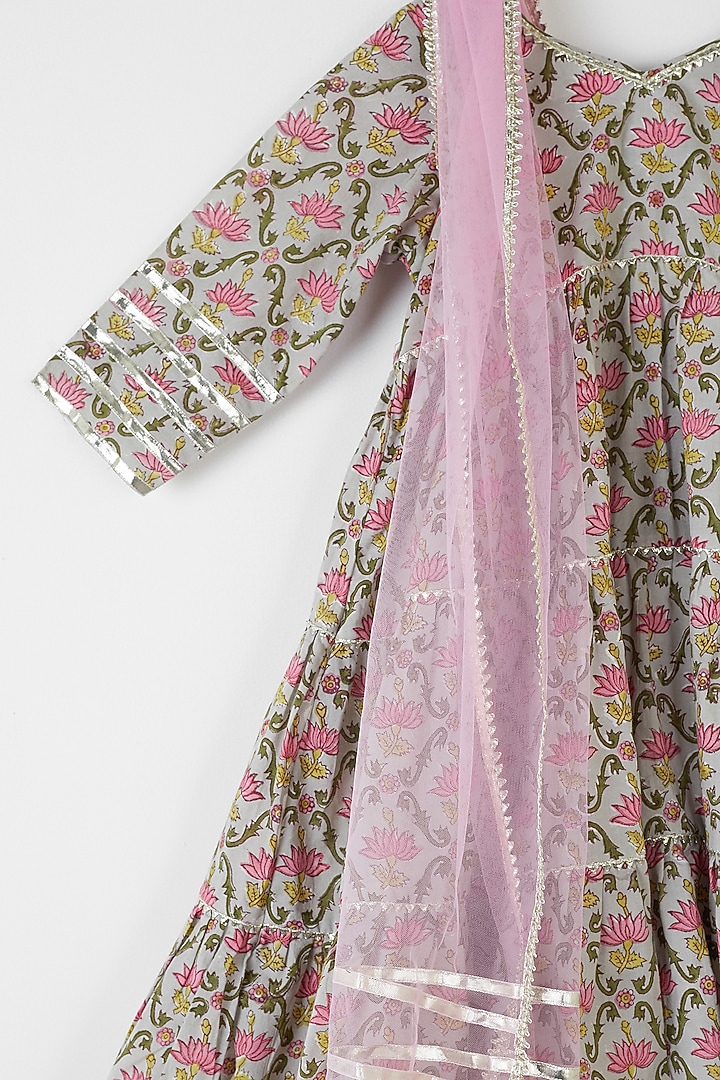 Grey & White Printed Kurta Set For Girls by Yuvrani Jaipur Kidswear at Pernia's Pop Up Shop
