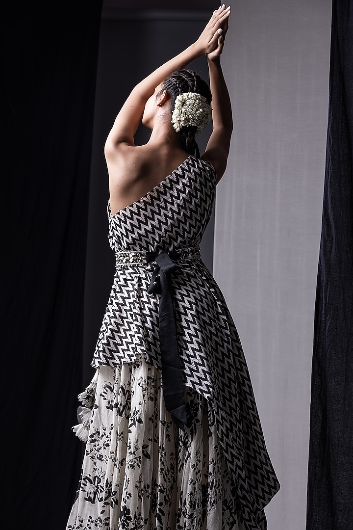 Black & Off White Printed Cape Set by Yogita Kadam at Pernia's Pop Up Shop
