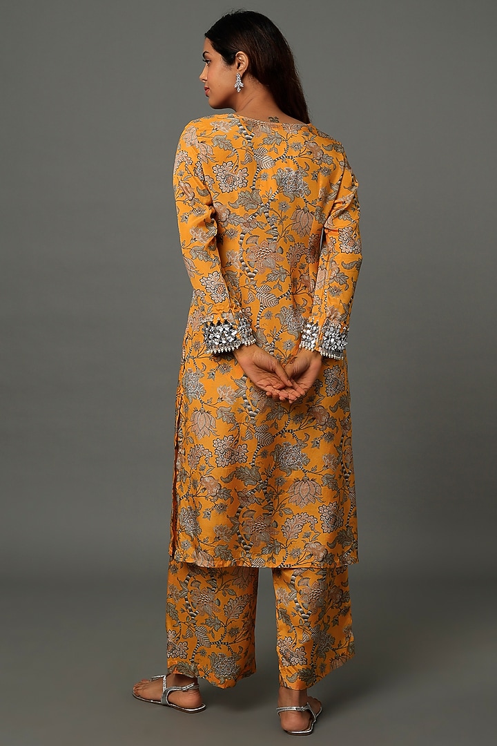 Yellow Muslin Printed Kurta Set by Yogita Kadam at Pernia's Pop Up Shop