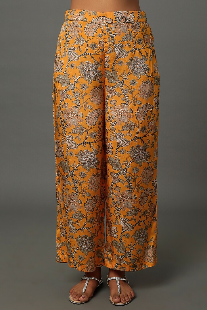 Yellow Muslin Printed Kurta Set by Yogita Kadam at Pernia's Pop Up Shop