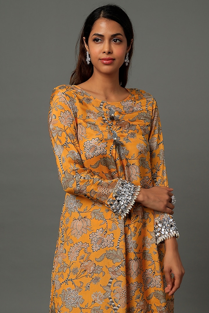 Yellow Muslin Printed Kurta Set by Yogita Kadam at Pernia's Pop Up Shop