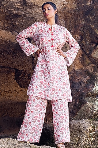 Off White Muslin Printed Kurta Set For Girls by Yogita Kadam- Kids