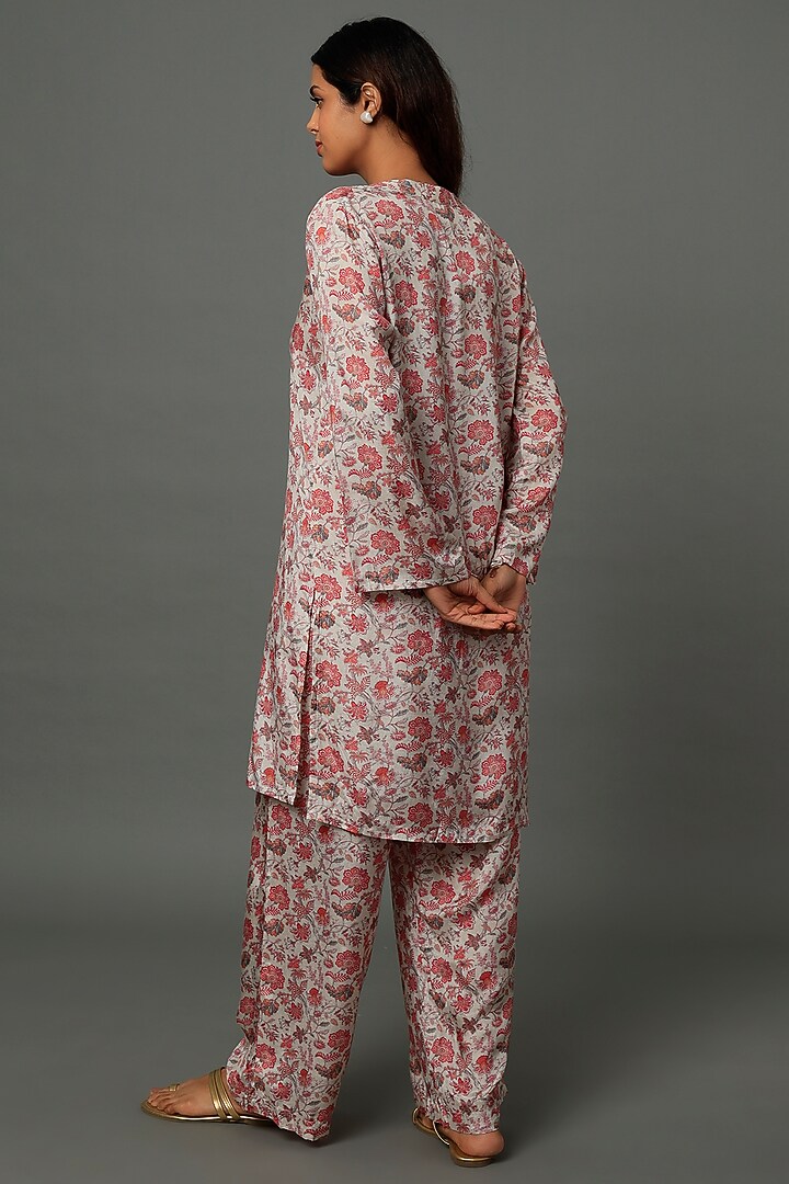 Off White Muslin Printed Kurta Set For Girls by Yogita Kadam- Kids at Pernia's Pop Up Shop