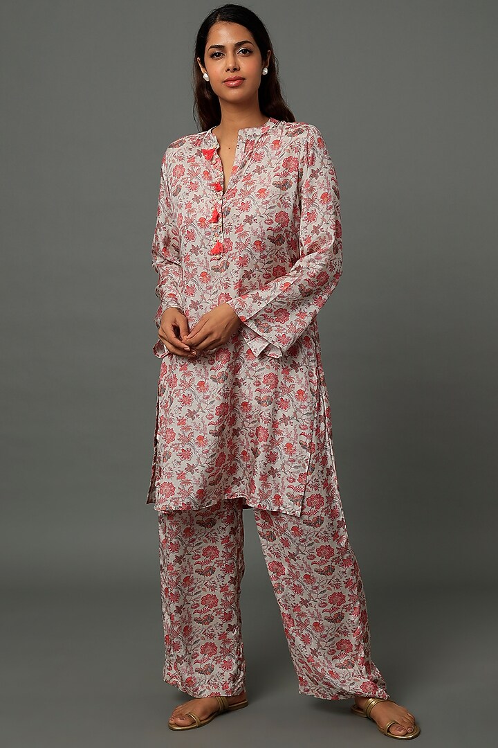 Off White Muslin Printed Kurta Set For Girls by Yogita Kadam- Kids at Pernia's Pop Up Shop