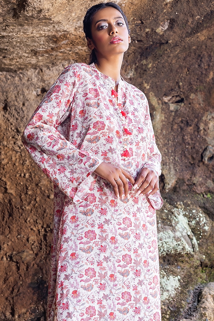 Off White Muslin Printed Kurta Set For Girls by Yogita Kadam- Kids at Pernia's Pop Up Shop