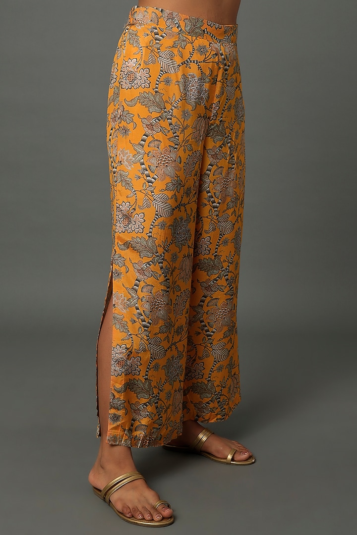 Yellow Muslin Printed Co-Ord Set For Girls by Yogita Kadam- Kids at Pernia's Pop Up Shop
