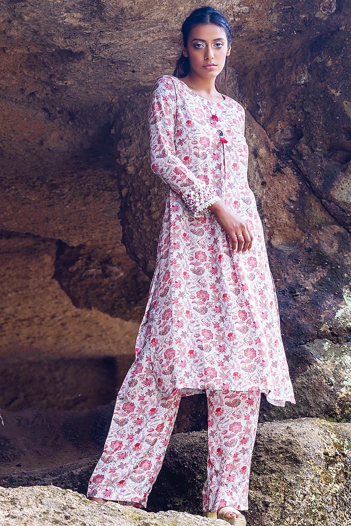 Off White Embroidered Kurta Set For Girls by Yogita Kadam- Kids at Pernia's Pop Up Shop
