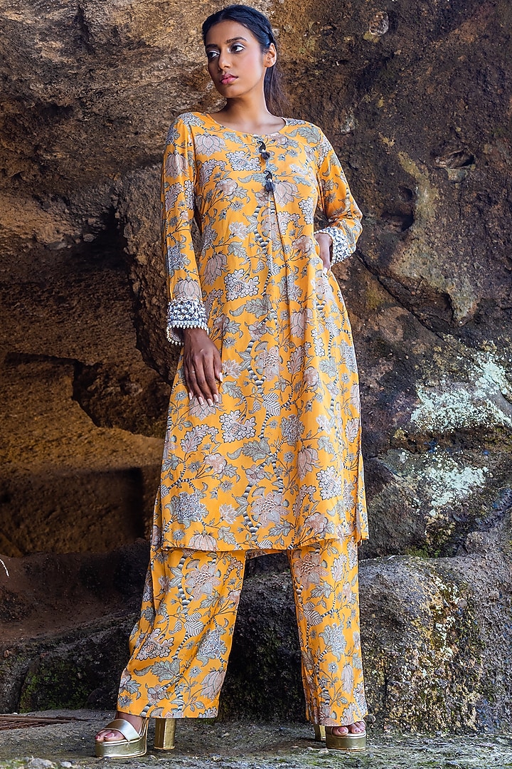 Yellow Muslin Printed Kurta Set by Yogita Kadam at Pernia's Pop Up Shop