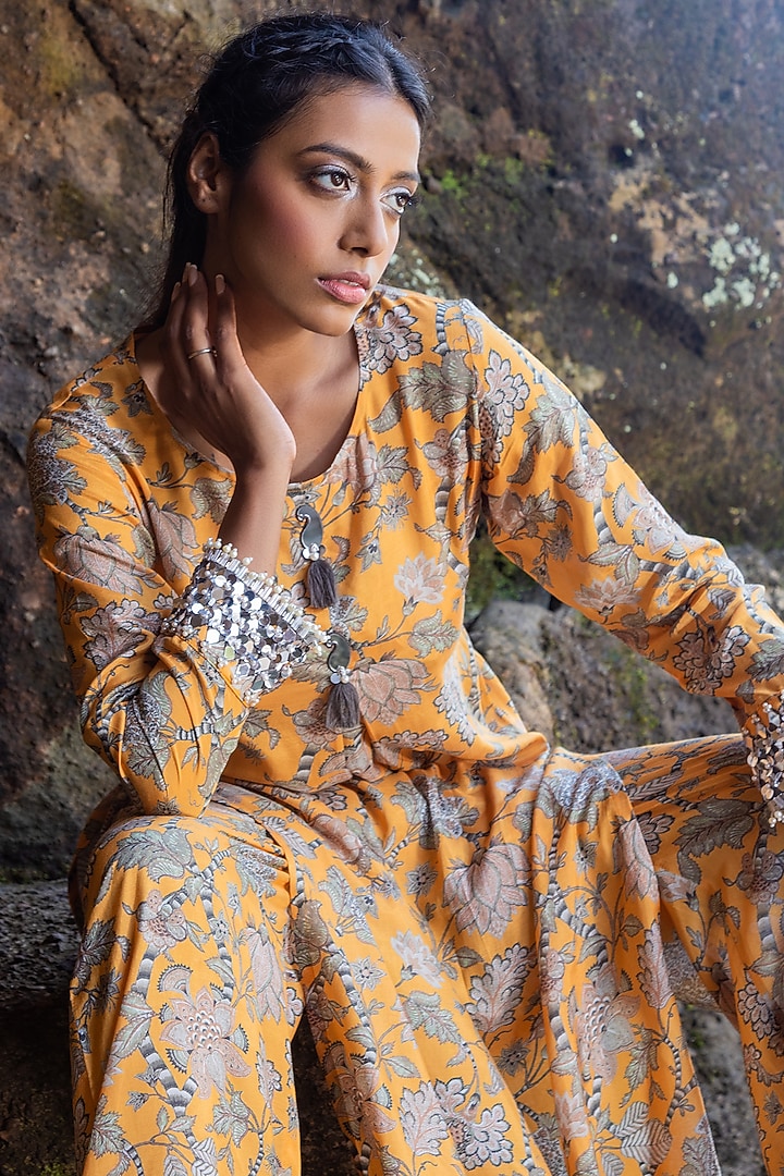 Yellow Muslin Printed Kurta Set by Yogita Kadam at Pernia's Pop Up Shop
