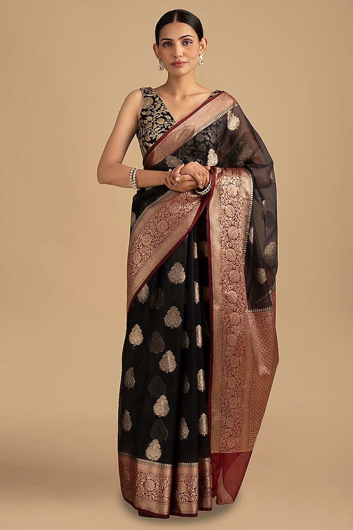 Black-Red Kora Organza Silk Banarasi Handloom Saree Set by Zal From Benaras at Pernia's Pop Up Shop