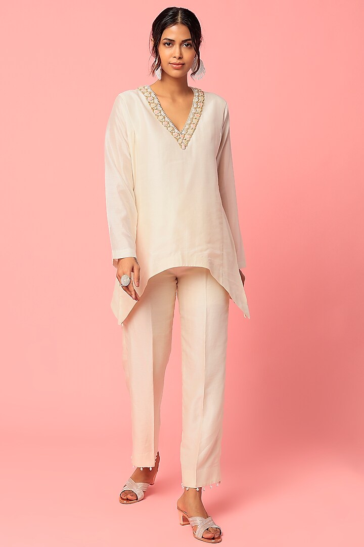 Ivory Hand Embroidered Kurta Set by Zamoraa The Label at Pernia's Pop Up Shop