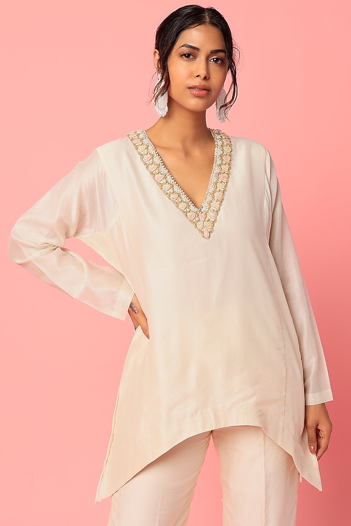 Ivory Hand Embroidered Kurta Set by Zamoraa The Label at Pernia's Pop Up Shop