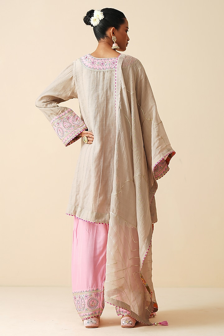 Grey & Pink Mul Chandri Embellished Kurta Set by Zari Dorie at Pernia's Pop Up Shop