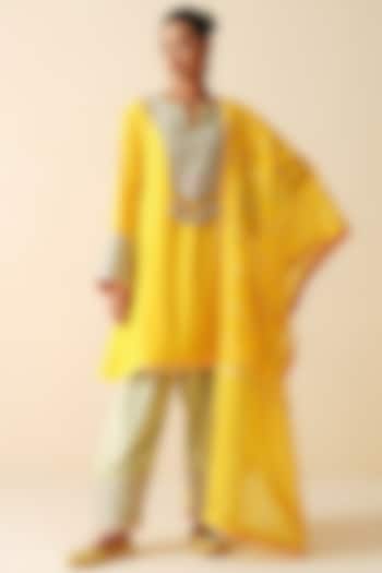 Yellow Mul Chanderi Embellished Kurta Set by Zari Dorie at Pernia's Pop Up Shop