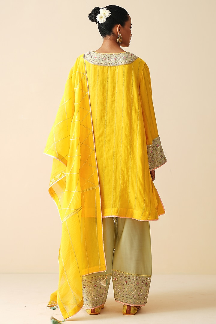 Yellow Mul Chanderi Embellished Kurta Set by Zari Dorie at Pernia's Pop Up Shop
