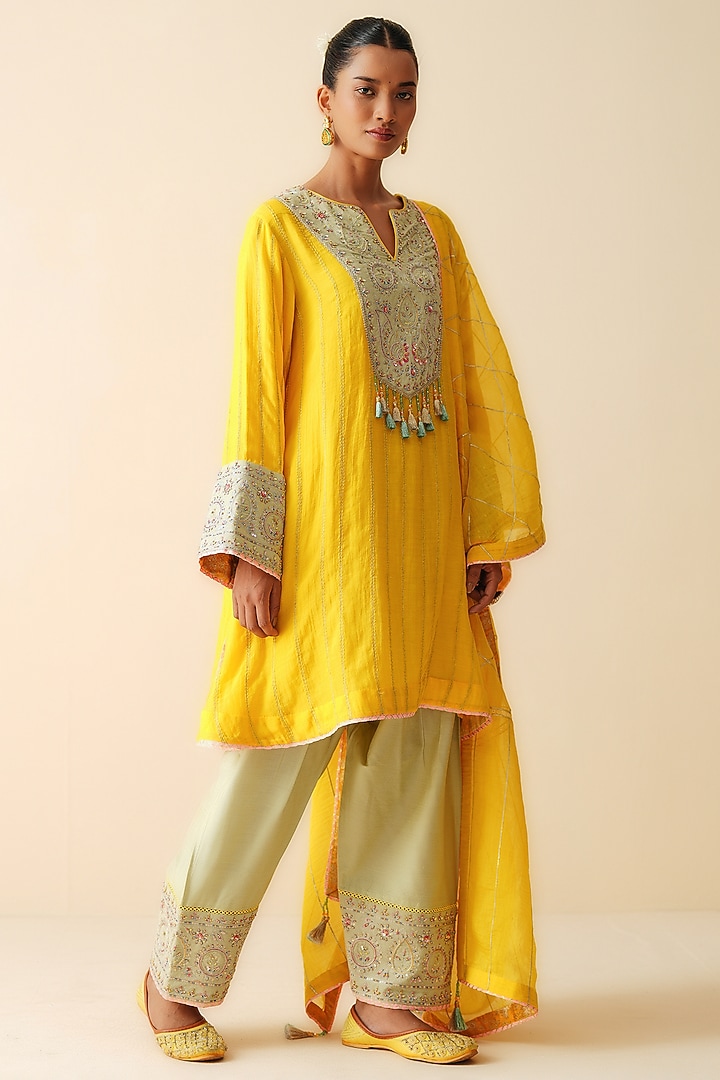 Yellow Mul Chanderi Embellished Kurta Set by Zari Dorie at Pernia's Pop Up Shop