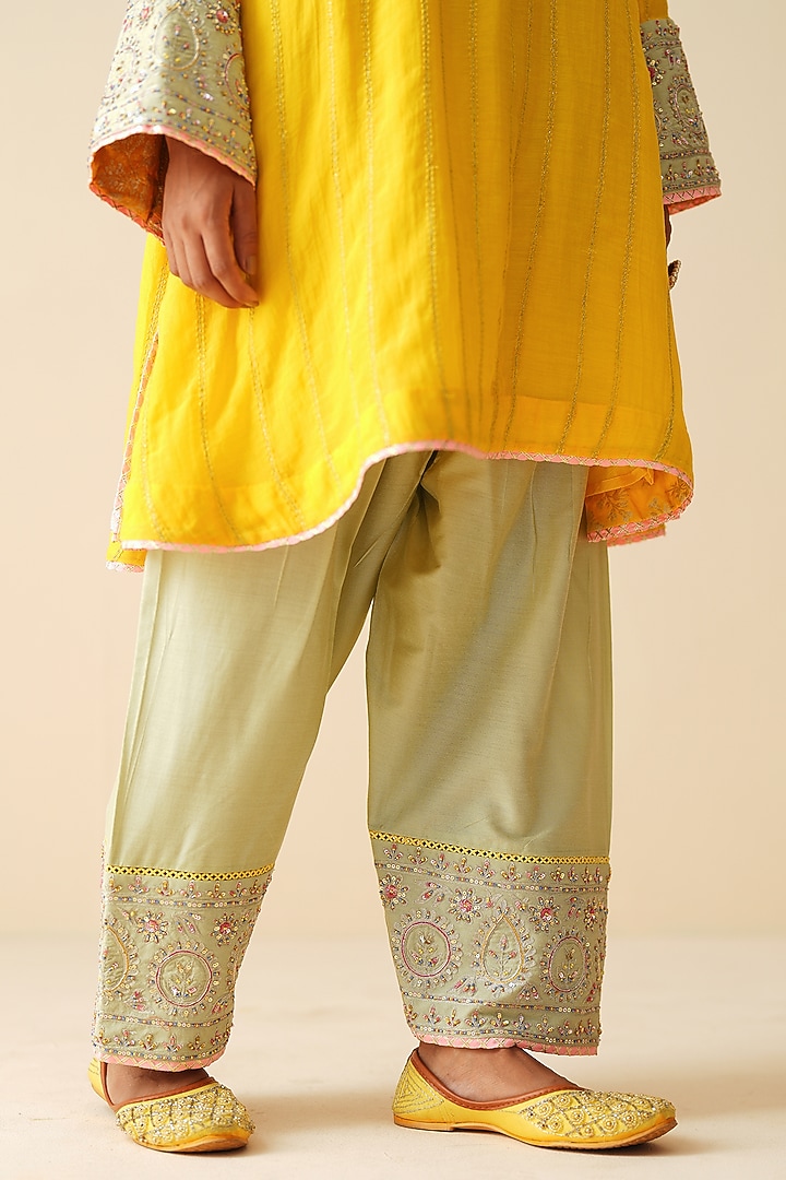 Yellow Mul Chanderi Embellished Kurta Set by Zari Dorie at Pernia's Pop Up Shop