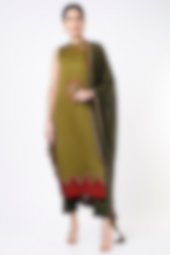 Mehendi Green Hand Embroidered Kurta Set by Zariya The Label at Pernia's Pop Up Shop