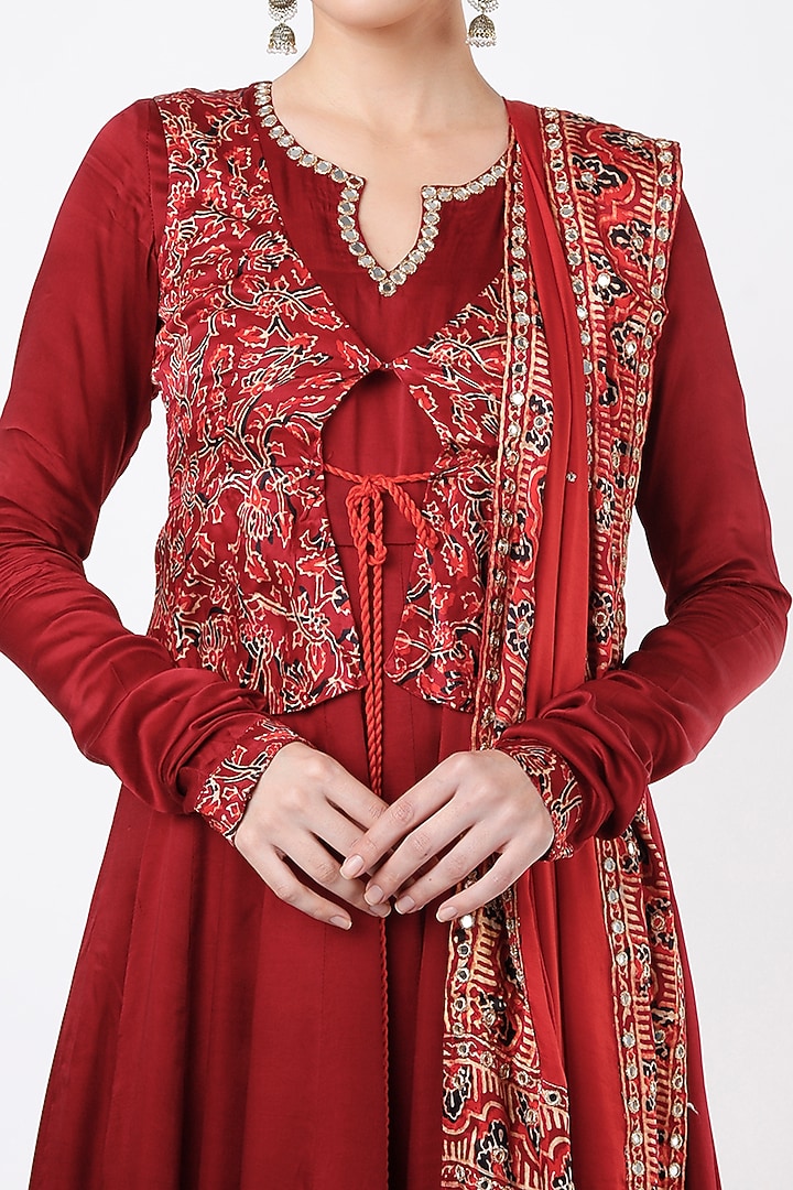 Red Mirror Embroidered Wedding Anarkali Set by Zariya The Label at Pernia's Pop Up Shop