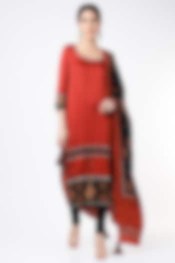Red Tinted Printed & Embroidered Kurta Set by Zariya The Label