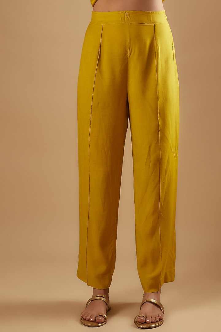 Yellow Bemberg Silk Mandala Embroidered Kurta Set by Zariya The Label at Pernia's Pop Up Shop