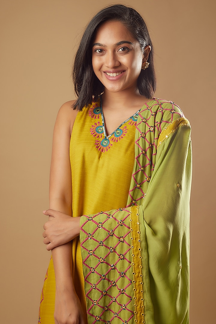 Yellow Bemberg Silk Mandala Embroidered Kurta Set by Zariya The Label at Pernia's Pop Up Shop