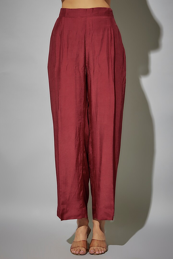 Red Bemberg Silk Thread Embroidered Kurta Set by Zariya The Label at Pernia's Pop Up Shop