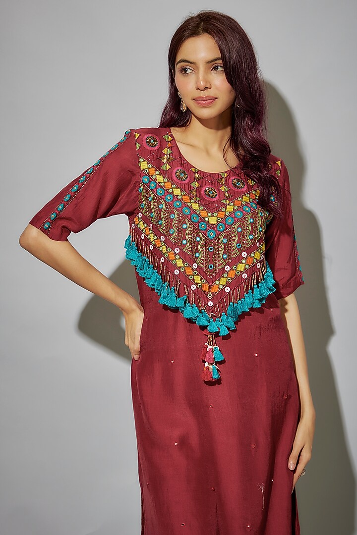 Red Bemberg Silk Thread Embroidered Kurta Set by Zariya The Label at Pernia's Pop Up Shop