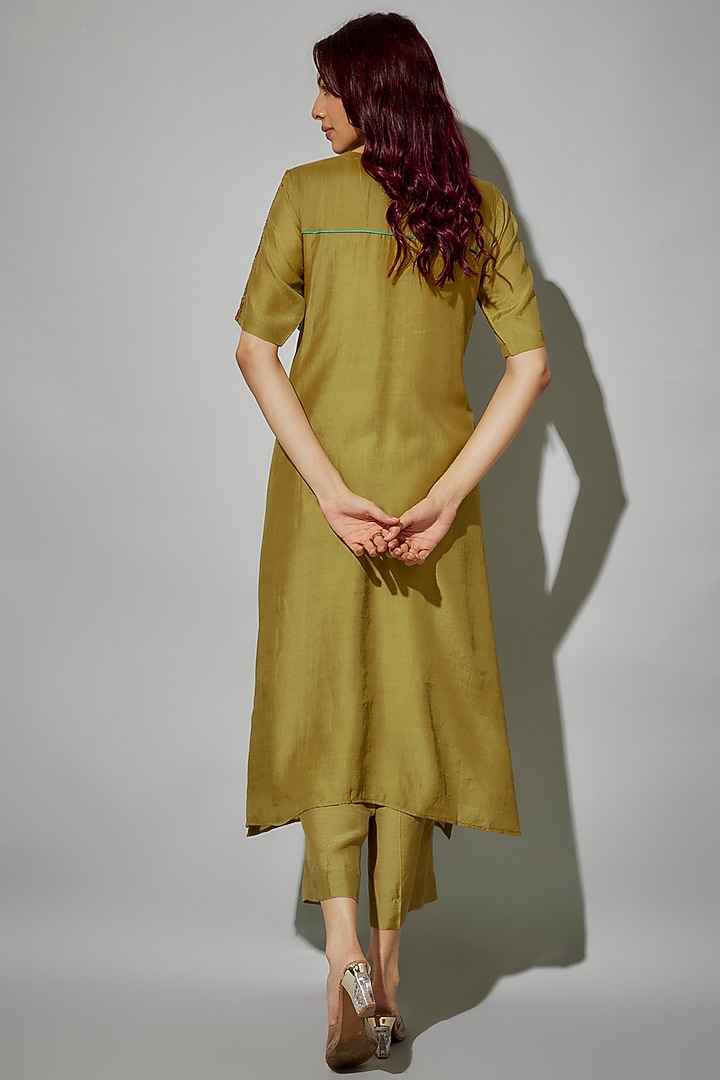 Acid Green Bemberg Silk Thread Embroidered Kurta Set by Zariya The Label at Pernia's Pop Up Shop